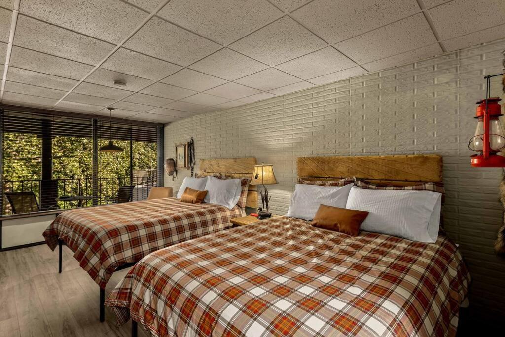 Stonegate Lodge 2 Queen Beds Wifi 50In Roku Tv Salt Water Pool Room #105 Юрика Спрингс Экстерьер фото